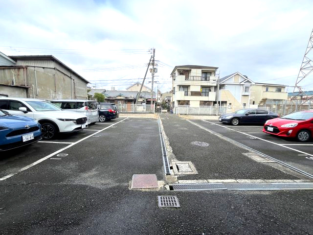 メゾン・ラ・フォーレの駐車場