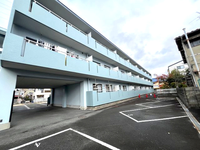 メゾン・ラ・フォーレの駐車場