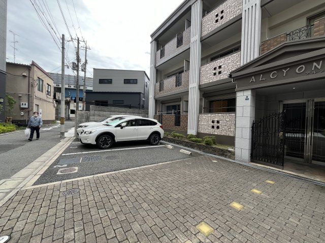 ALCYONEの駐車場