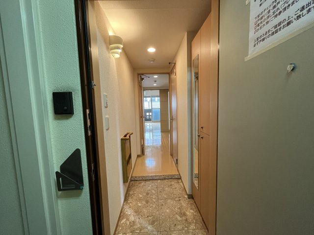 ALCYONEの玄関|反転間取りのお部屋写真です。