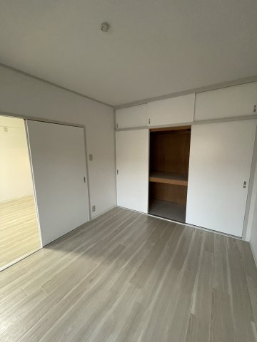 ピュアネスDoiの洋室|同建物反転タイプを表示しています