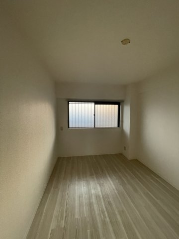 ピュアネスDoiの洋室|同建物反転タイプを表示しています