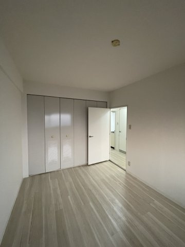 ピュアネスDoiの洋室|同建物反転タイプを表示しています