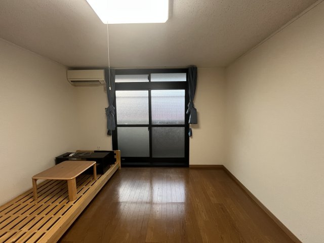 レオパレス三ツ島Ⅱの洋室