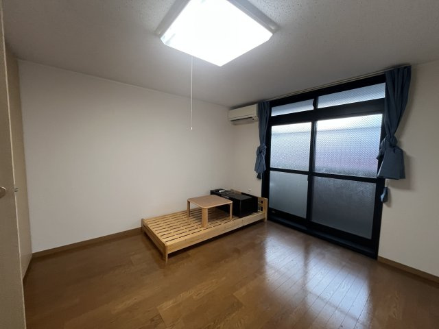 レオパレス三ツ島Ⅱの洋室