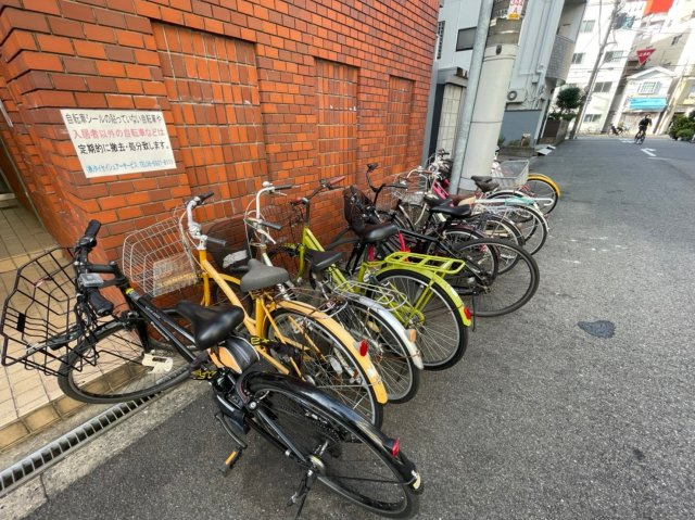 ハイライフ中野の駐車場