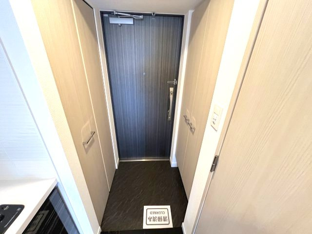 エスリードレジデンス都島シティフロントの玄関|写真は他部屋の反転間取りとなっております。