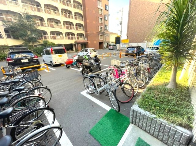 エクセレント中道の駐車場
