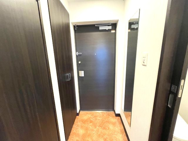 プレジオ三国ASIANの玄関|写真は、他部屋の反転間取りとなっております。
