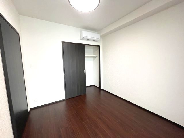 プレジオ三国ASIANの洋室|写真は、他部屋の反転間取りとなっております。