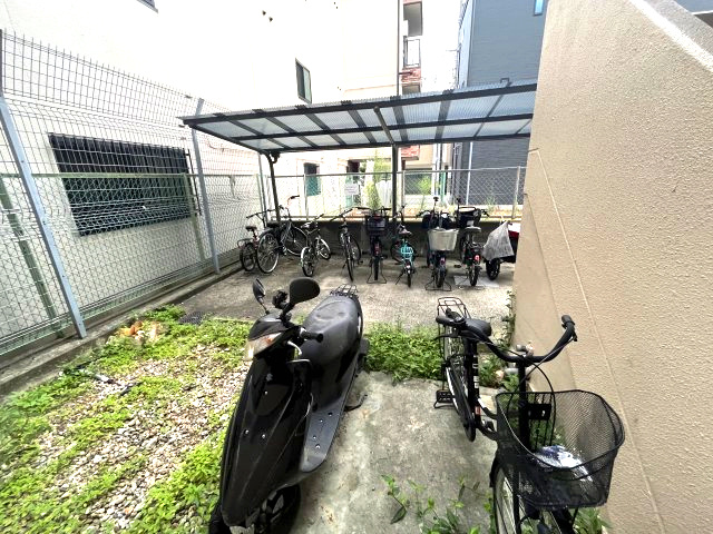 アインス中宮の駐車場