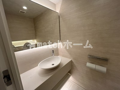 プレステージレジデンス白金台の独立洗面台|独立洗面台、小物を置くことができて便利です