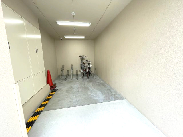 ワールドアイ阿波座WESTの駐車場