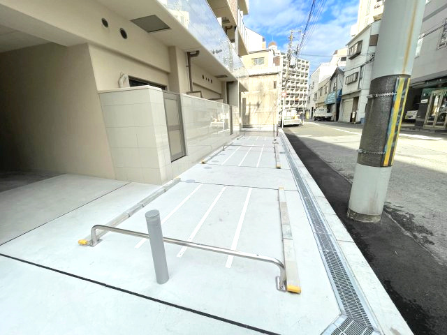 ワールドアイ阿波座WESTの駐車場