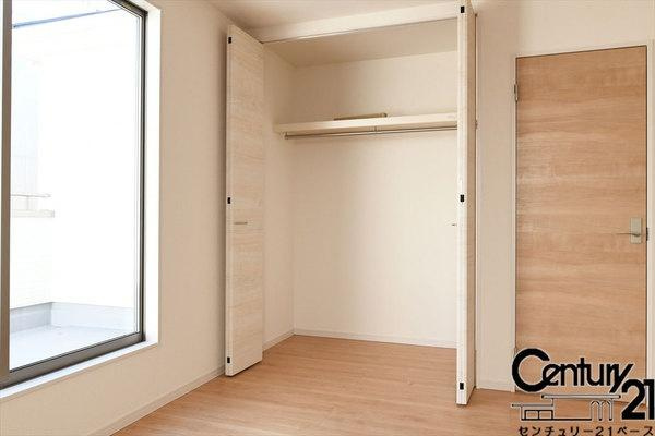 リーブルガーデン檜垣町 ／新築一戸建の内観：施工例|■冬物のコートや小物など、たっぷり収納可能！■
