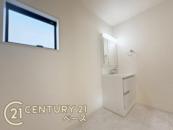 リーブルガーデン疋田 ／新築一戸建の内観：施工例|■三面鏡タイプのミラーキャビネット！収納スペースも豊富です！■
