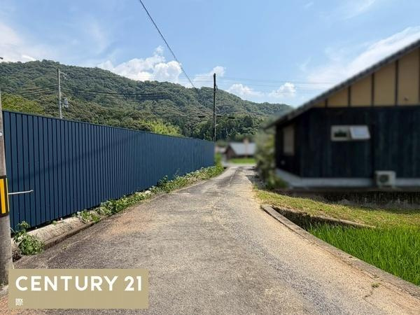 海南市小野田　土地の前面道路含む現地写真
