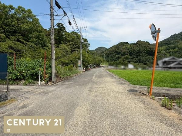 海南市小野田　土地の前面道路含む現地写真