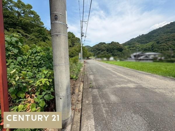 海南市小野田　土地の前面道路含む現地写真