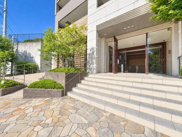 クレストフォルム本郷台サウスステージのエントランス