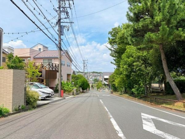 藤沢市片瀬山５丁目の中古一戸建の前面道路含む現地写真