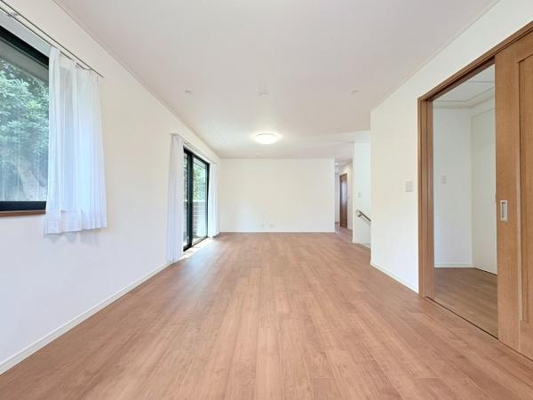 藤沢市片瀬山５丁目の中古一戸建の居間・リビング