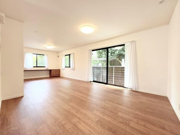 藤沢市片瀬山５丁目の中古一戸建の居間・リビング