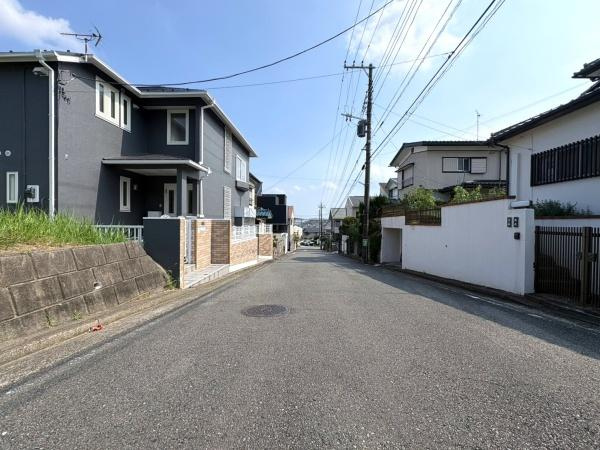 横浜市戸塚区秋葉町の中古一戸建の前面道路含む現地写真