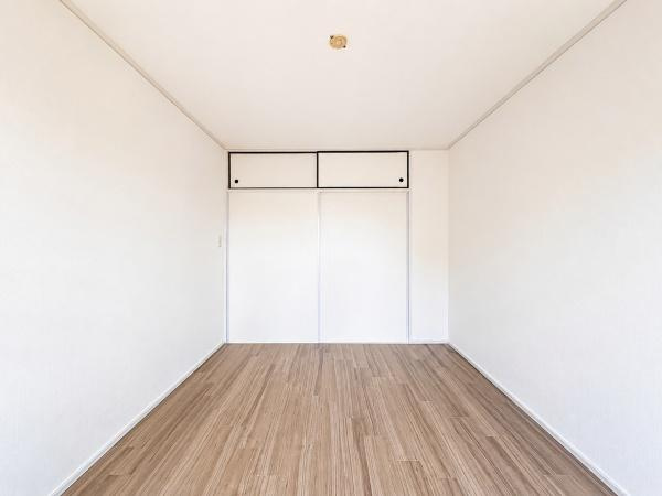向ヶ丘遊園センチュリータウン１２号棟の子供部屋|壁一面の収納を備えた洋室。上部収納もあり衣類や季節物をしっかり整理でき、室内をすっきり保ちやすい設計です。ベッドや机も配置しやすく、居室として使い勝手の良い一室です。