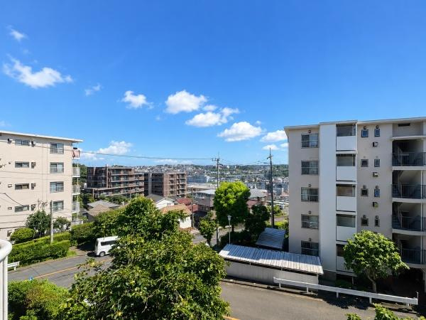 向ヶ丘遊園センチュリータウン１２号棟のその他|バルコニーから広がる開放的な眺望。空の広さを感じられる見晴らしで、周囲の街並みや緑を身近に望めます。視界が抜けているため、晴れた日には爽快感のある景色を楽しめます。