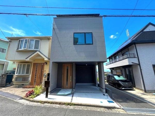 横浜市金沢区富岡東１丁目の新築一戸建の前面道路含む現地写真