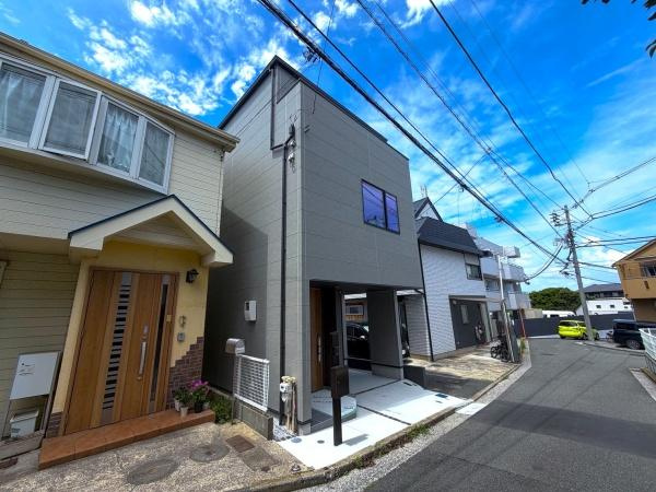横浜市金沢区富岡東１丁目の新築一戸建の前面道路含む現地写真