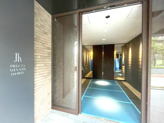 RJRプレシア南堀江のエントランス