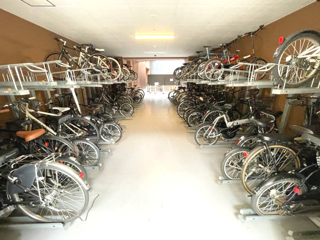 プレジオ本町の駐車場