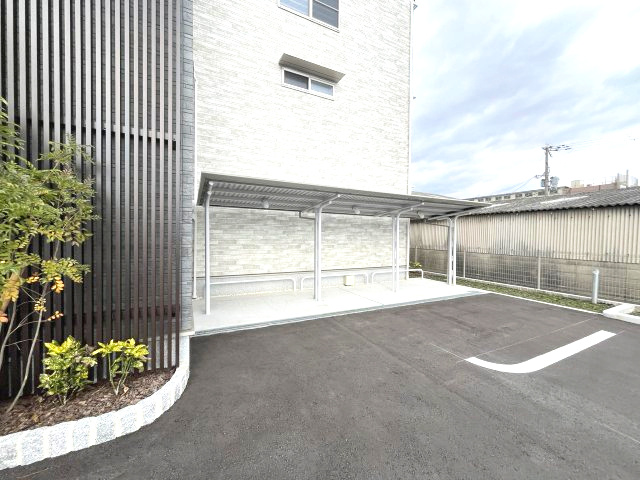 ヴェルメゾン旭町の駐車場