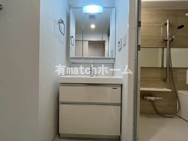 レオングラン本町橋の独立洗面台|反転のお写真となっております。
間取り図を参照ください。