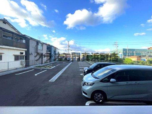 シャトーエレガントの駐車場