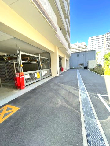 セレニテ江坂ルフレの駐車場