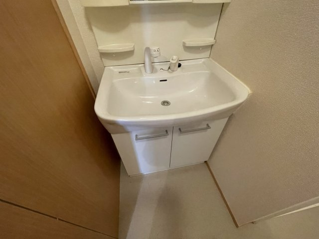 グランドゥール畷の洗面所|イメージとして同マンション他部屋を表示しています
間取り図を参照してください