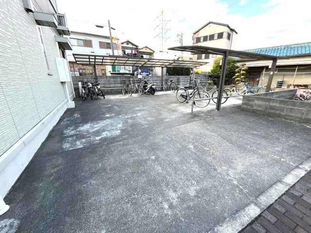 クレヴィアメゾンの駐車場