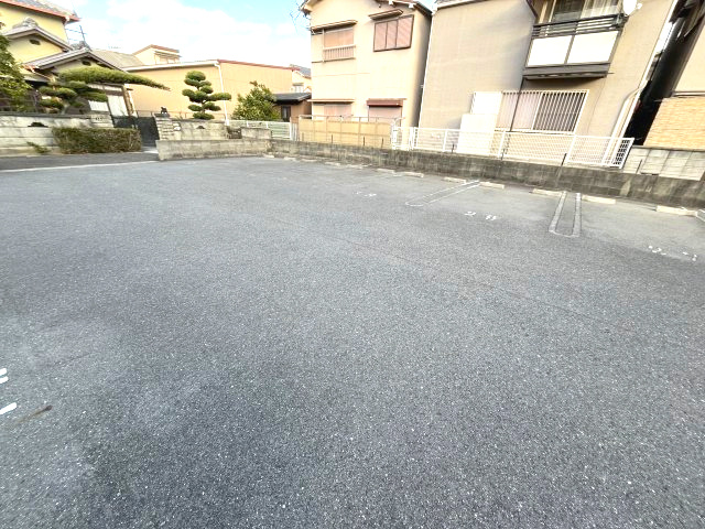 クレヴィアメゾンの駐車場