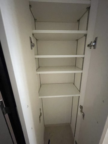 アーデンタワー本町イーストの収納|(参考)同マンション別間取り他部屋の写真（間取り図が正）

