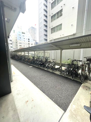 アーデンタワー本町イーストの駐車場