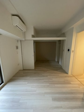 アドバンス江坂ラシュレの居間・リビング|反転タイプのお部屋写真です。