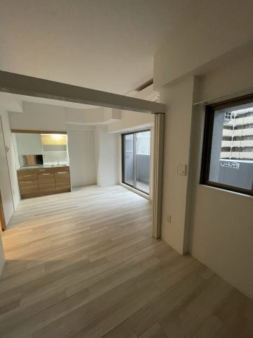 アドバンス江坂ラシュレの洋室|反転タイプのお部屋写真です。