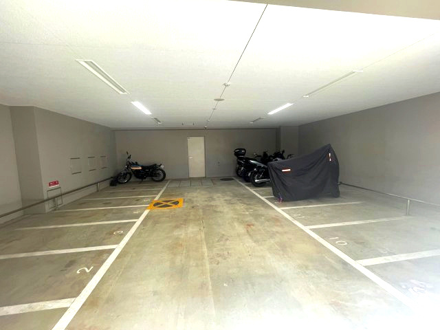 ディームス江坂の駐車場