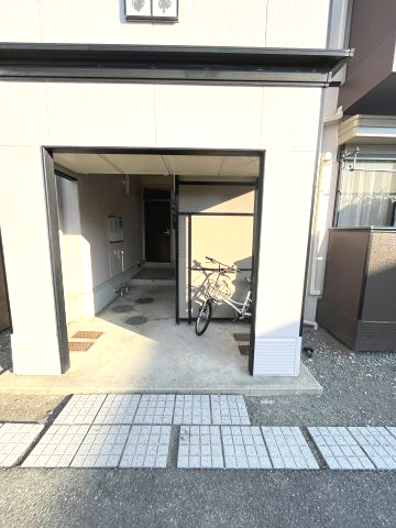 ファミール中Bのエントランス