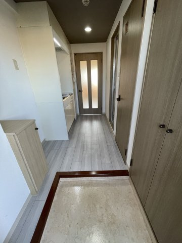 リバーイーストクレムリンの玄関|同マンション反転タイプの間取り写真