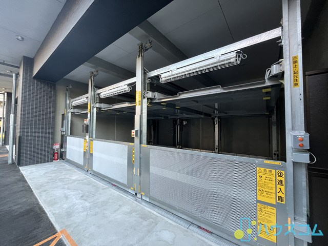 セレニテ江坂エクラの駐車場