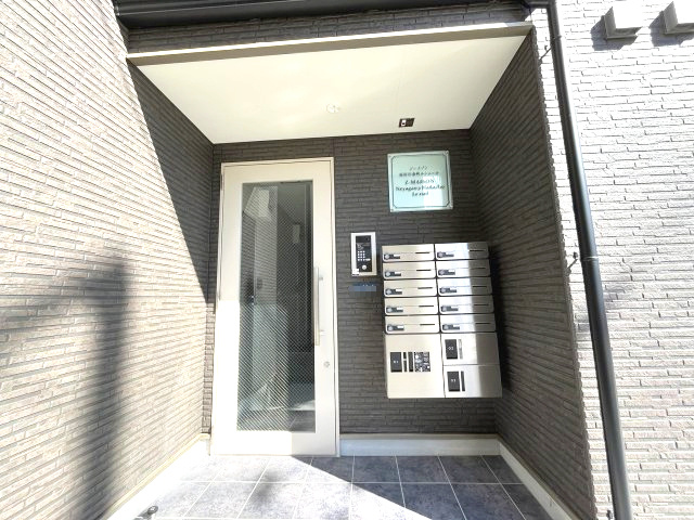 ジーメゾン寝屋川秦町ルシェールのエントランス